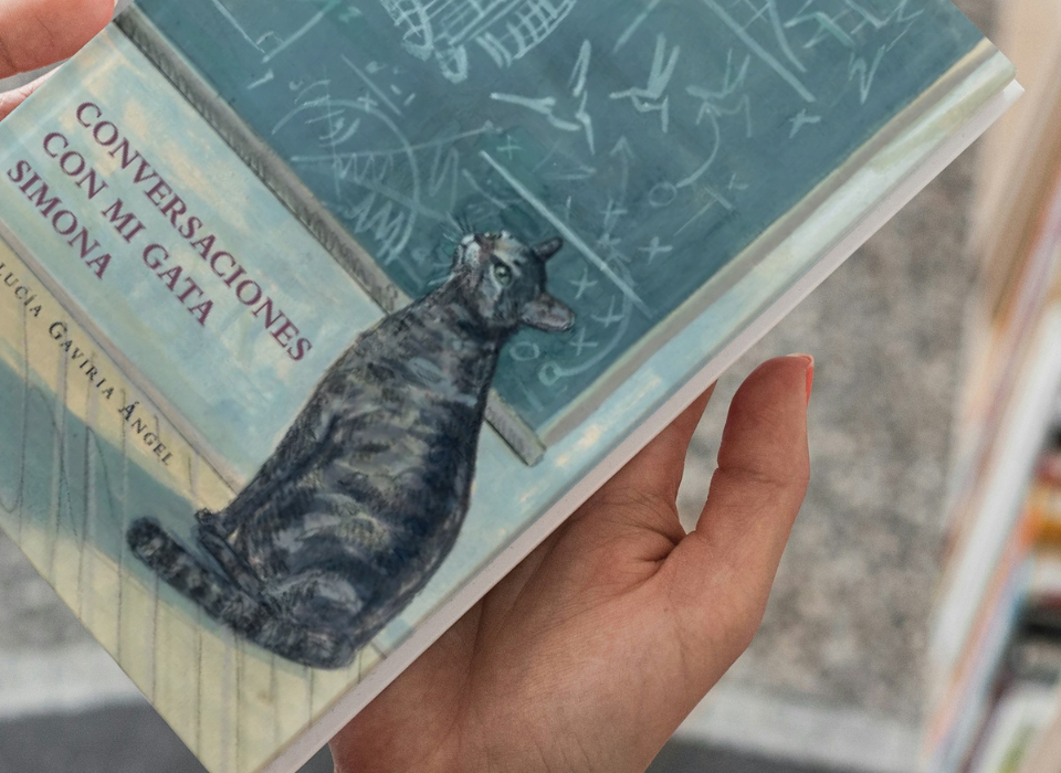 Portada de "Conversaciones con mi gata Simona".
