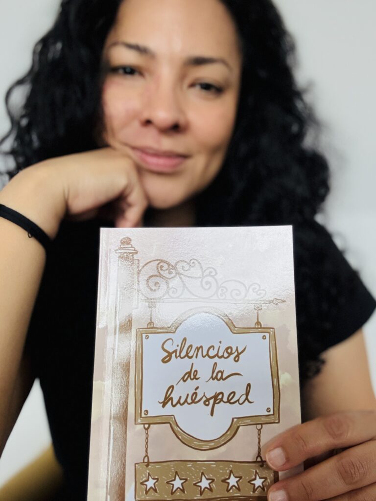 Emma Claus lee y reseña Silencios de la huésped.